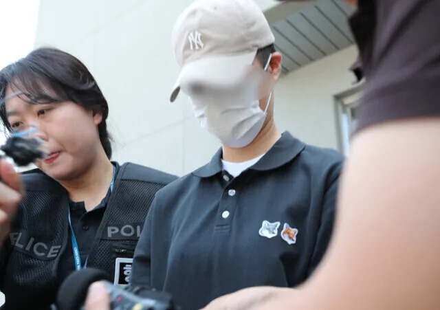 훈련병 사망사건과 관련해 규정을 위반한 군기훈련을 한 혐의를 받는 강 중대장이 지난해 6월 오전 강원도 춘천지방법원에서 열린 구속 전 피의자 심문을 마치고 법원을 나오고 있다. /연합뉴스