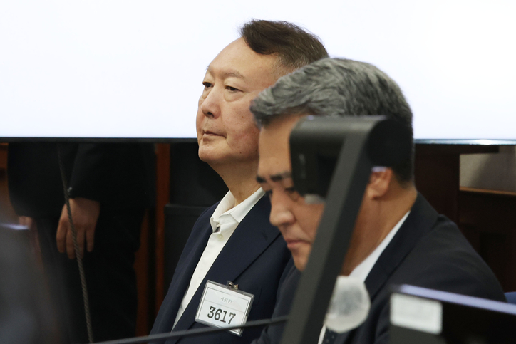 윤석열 전 대통령이 26일 서울 서초구 서울중앙지법에서 열린 특수공무집행방해, 직권남용 권리행사방해 등 혐의 사건 1차 공판에 출석해 있다. /연합뉴스