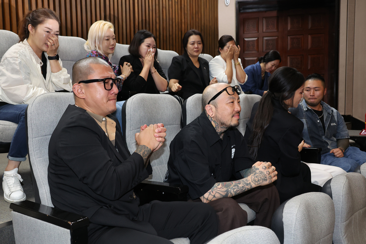 지난 25일 서울 여의도 국회 본회의에서 문신사 법안이 통과되자 관계자들이 기뻐하고 있다.. /연합뉴스