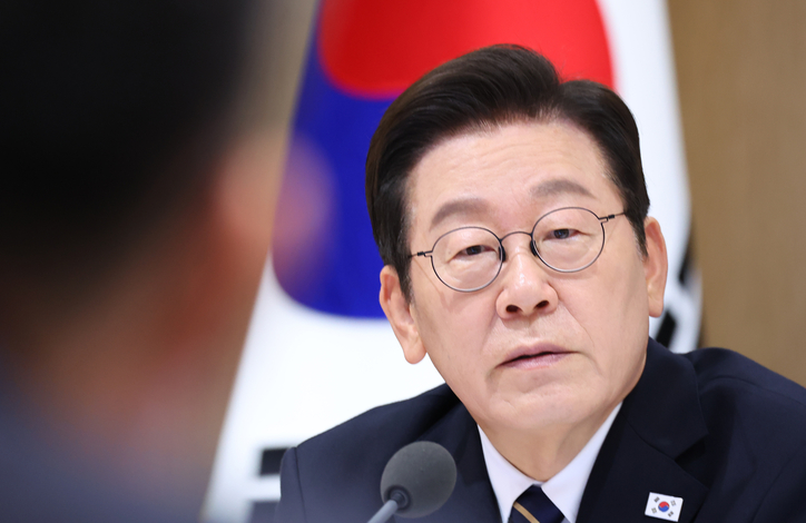 이재명 대통령이 30일 용산 대통령실에서 열린 제44회 국무회의에서 참석자 발언을 듣고 있다. /연합뉴스