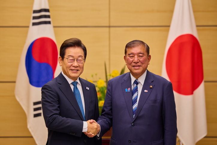 지난달 23일 이재명 대통령과 이시바 시게루 일본 총리가 일본 도쿄 총리 관저에서 정상회담에 앞서 기념촬영을 하고 있다. /연합뉴스
