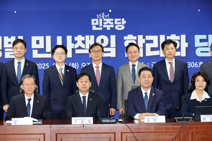 30일 서울 여의도 국회 의원회관에서 열린 에서 더불어민주당 김병기 원내대표, 구윤철 부총리 겸 기획재정부 장관 등 참석자들이 기념촬영을 하고 있다. /연합뉴스