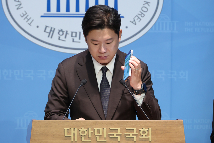 30일 진종오 국민의힘 의원이 서울 여의도 국회 소통관에서 더불어민주당의 특정 종교단체 신도를 동원한 권리당원 조작 시도 의혹을 폭로하며 제보 통화 녹취를 공개하고 있다. /연합뉴스