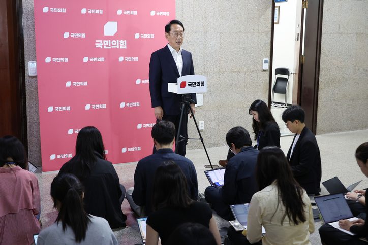 국민의힘 김도읍 정책위의장이 30일 서울 여의도 국회에서 정부와 더불어민주당의 배임죄 폐지 추진과 관련해 입장을 밝히고 있다. /연합뉴스