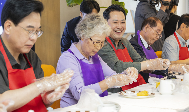 국민의힘 장동혁 대표와 송언석 원내대표, 당 지도부들이 추석 연휴를 하루 앞둔 2일 서울 동대문구 동백꽃 노인복지관을 찾아 어르신들과 송편을 빚고 있다. /연합뉴스