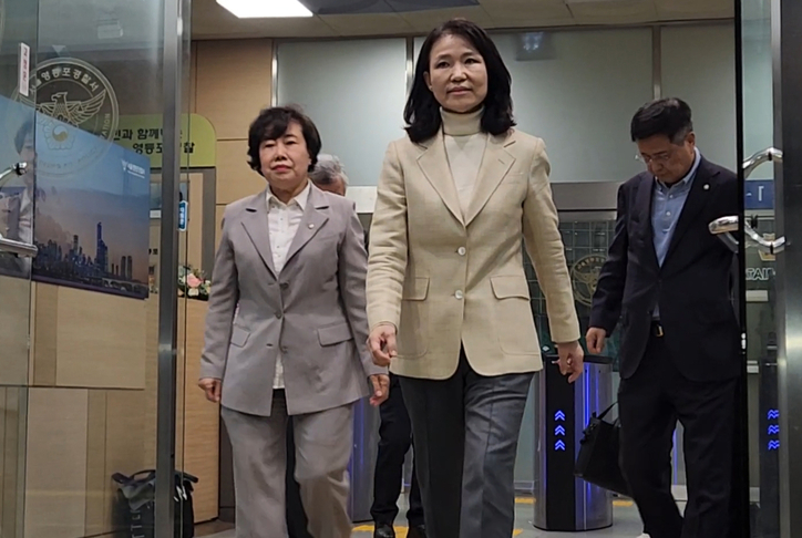 석방된 이진숙 전 방송통신위원장이 4일 오후 서울 영등포경찰서를 나서고 있다. / 연합뉴스