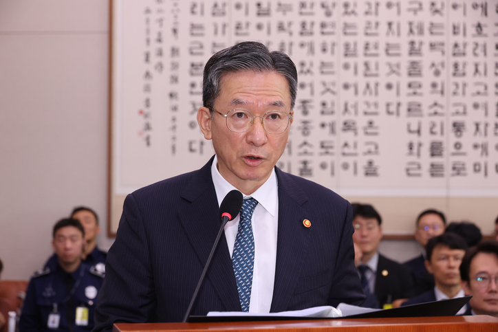 정성호 법무부 장관이 14일 서울 여의도 국회에서 열린 법무부 등에 대한 법제사법위원회 국정감사에서 인사말하고 있다. /연합뉴스