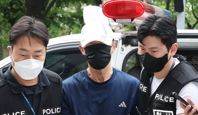 지난 6월 서울 지하철 5호선 열차 안에 불을 지른 60대 남성 원모씨가 영장실질심사를 위해 서울남부지법에 출석하고 있다. /연합뉴스