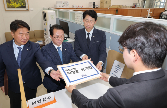 더불어민주당 이훈기 원내부대표(오른쪽부터), 문금주 원내대변인, 이기헌 원내대표비서실장이 16일 서울 여의도 국회 의안과에서 국민의힘 박정훈 의원에 대한 징계안을 제출하고 있다. /연합뉴스