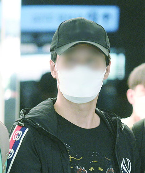 ‘제주 변호사 살인사건’의 유력 용의자 김모씨(55)가 송환되고 있다. / 뉴스1