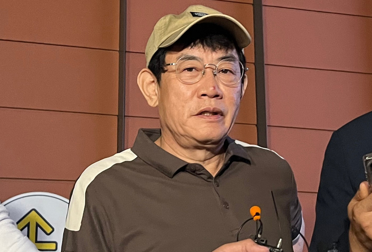 코미디언 이경규가 24일 오후 11시 45분께 서울 강남경찰서에서 약물 운전 혐의와 관련한 조사를 마친 뒤 취재진의 질문에 답하고 있다. / 뉴스1