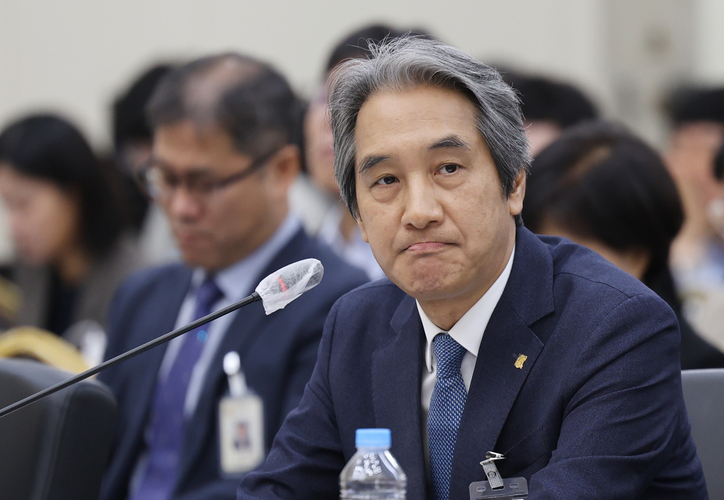 이근배 전남대학교 총장이 22일 전북대에서 열린 국회 교육위원회 국정감사에서 질의를 받고 있다. /연합뉴스