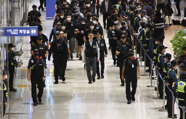  캄보디아 온라인 사기에 가담해 구금된 한국인들이 지난 18일 오전 인천국제공항 제2터미널을 통해 송환되고 있다. /연합뉴스