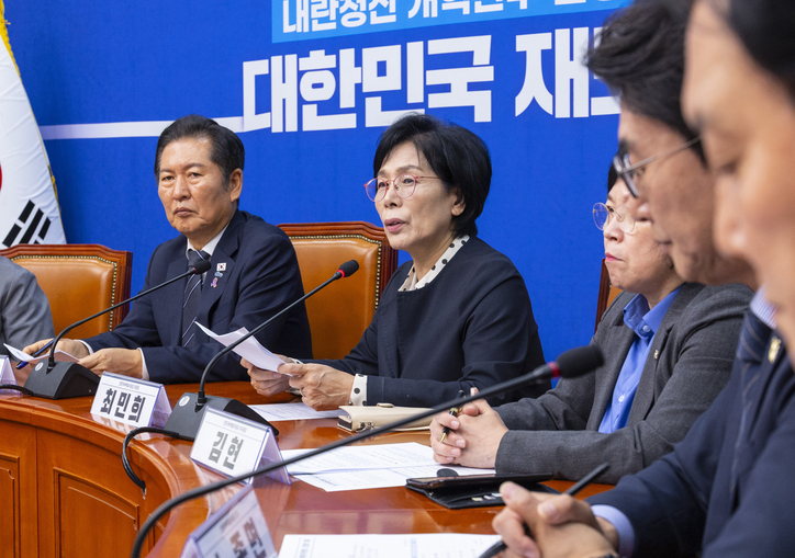 최민희 국회 과학기술정보방송통신위원장이이 20일 국회 언론개혁특위 허위 조작정보 근절안을 발표하고 있다. 