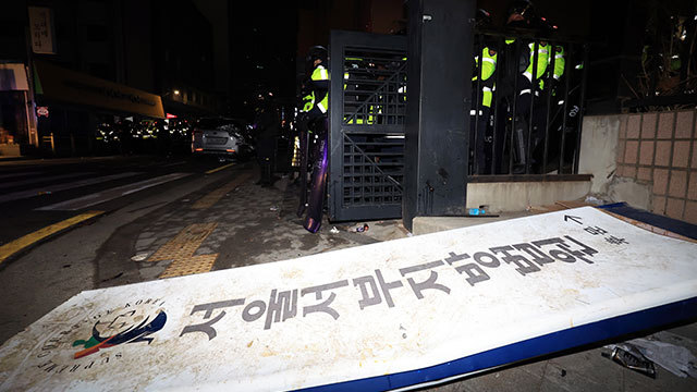 지난 1월 윤석열 전 대통령의 지지자들이 서울서부지법을 습격해 현판이 무너져 있는 모습. /연합뉴스