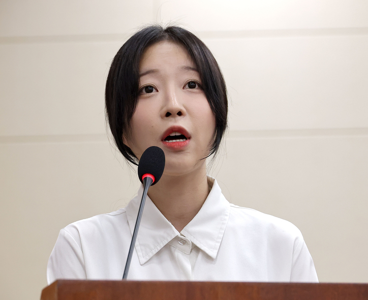지난 14일 유튜버 쯔양이 서울 여의도 국회 과학기술정보방송통신위원회에서 열린 2025년도 국정감사에서 의원 질의에 답변하고 있다. /연합뉴스