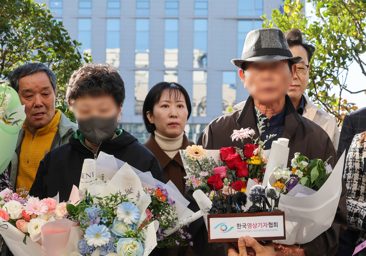28일 전남 광주고등법원 앞에서 청산가리 막걸리 사건의 피고인 부녀가 재심에서 무죄를 선고받은 뒤 기자회견을 하고 있다. /연합뉴스