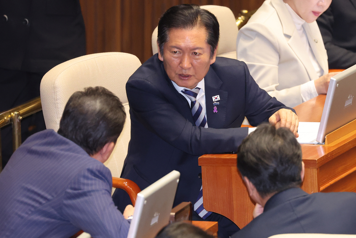 지난 26일 정청래 더불어민주당 대표와 김병기 원내대표, 문진석 원내운영수석부대표가 국회 본회의에서 대화를 나누고 있다. /연합뉴스