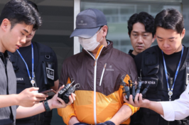 며느리·손주까지 노린 아들 총기 살해범, 취재진 질문에 침묵
