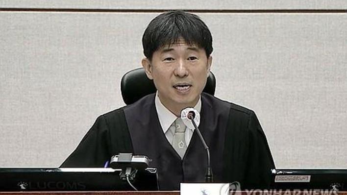 “가볍다” vs “유연하다”…내란 재판장 소송 지휘 논란