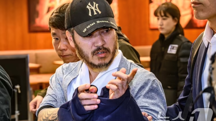 ‘살인·마약범’ 박왕열 꼿꼿한 고개...취재진에 “넌 남자도 아녀”