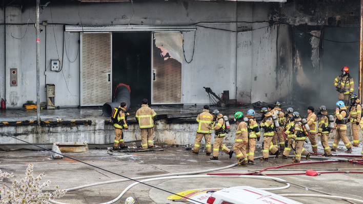 완도 냉동창고 폭발 화재…진압 투입 대원 2명 순직